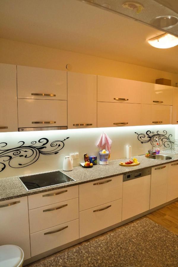 City Center Grand Apartment - Three-Bedroom, Free Parking Σαράγεβο Εξωτερικό φωτογραφία