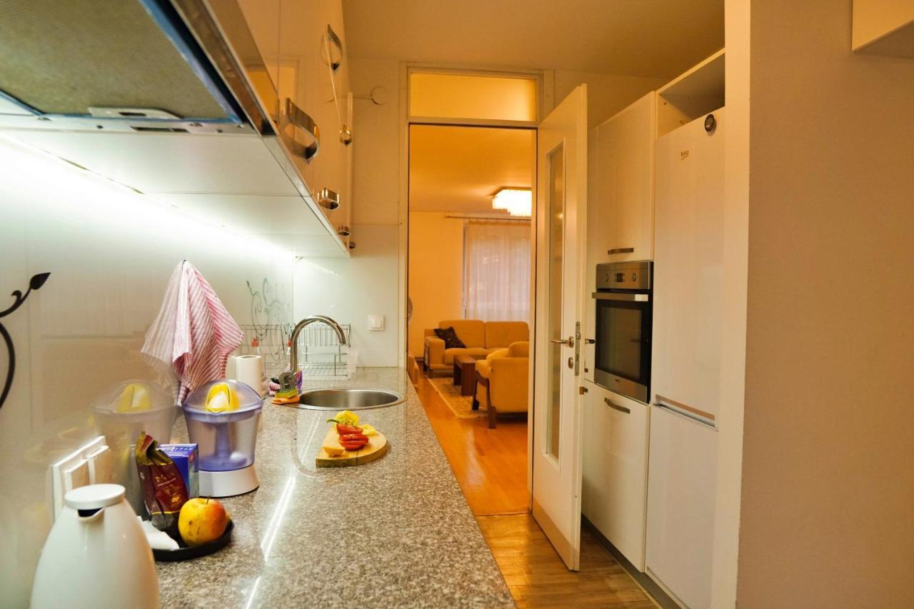 City Center Grand Apartment - Three-Bedroom, Free Parking Σαράγεβο Εξωτερικό φωτογραφία